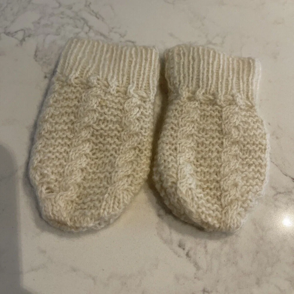 100% cashmere baby ivory knit mittens 6-12 months